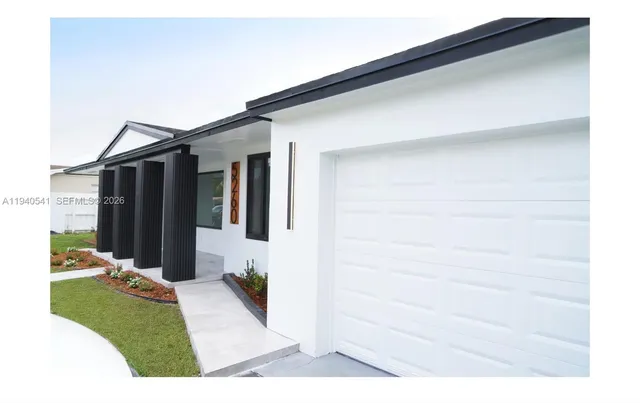 a view of backyard of the house