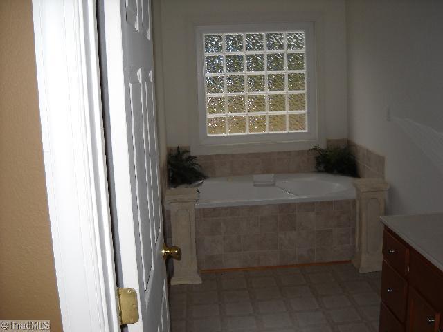 81 Hill Lane Road Eure, NC 27935 - Photo 3 of 4 Master Bath/Spa.