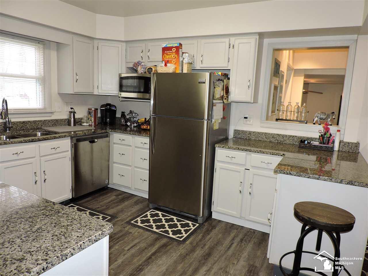 8430 Adler Road Lambertville, MI 48144 - Photo 8 of 27 50072437-9.JPG