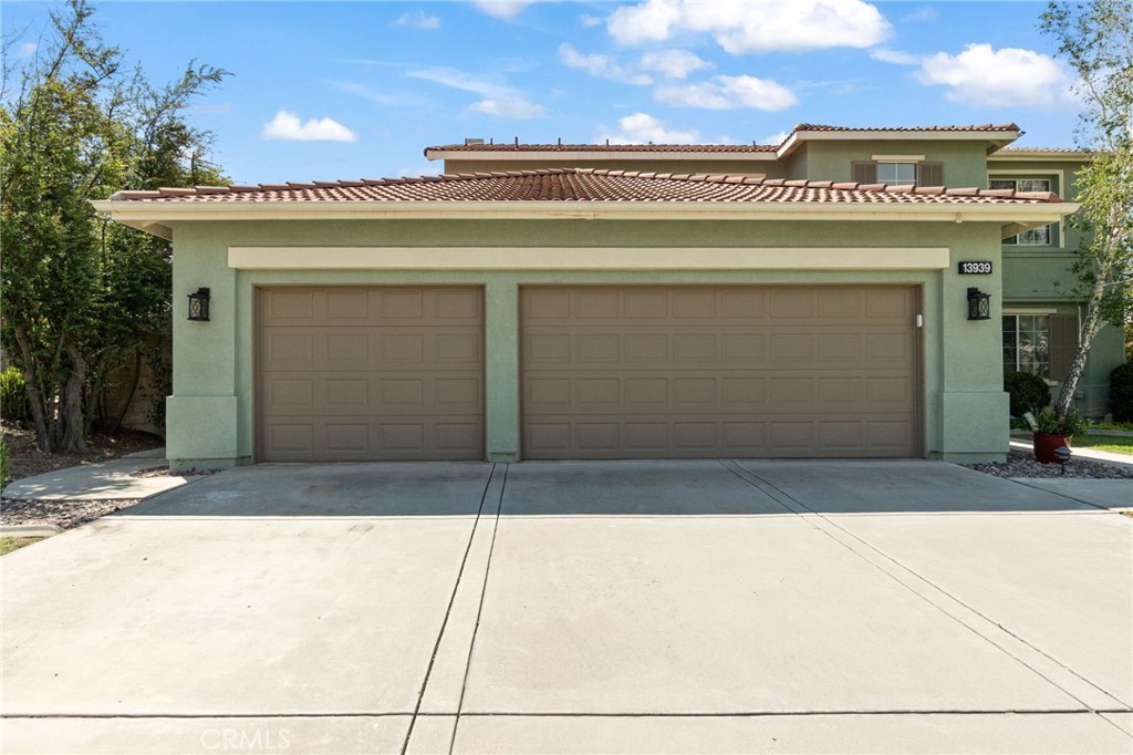 13939 Guidera Drive Rancho Cucamonga, CA 91739 - Photo 3 of 46 a view of a garage