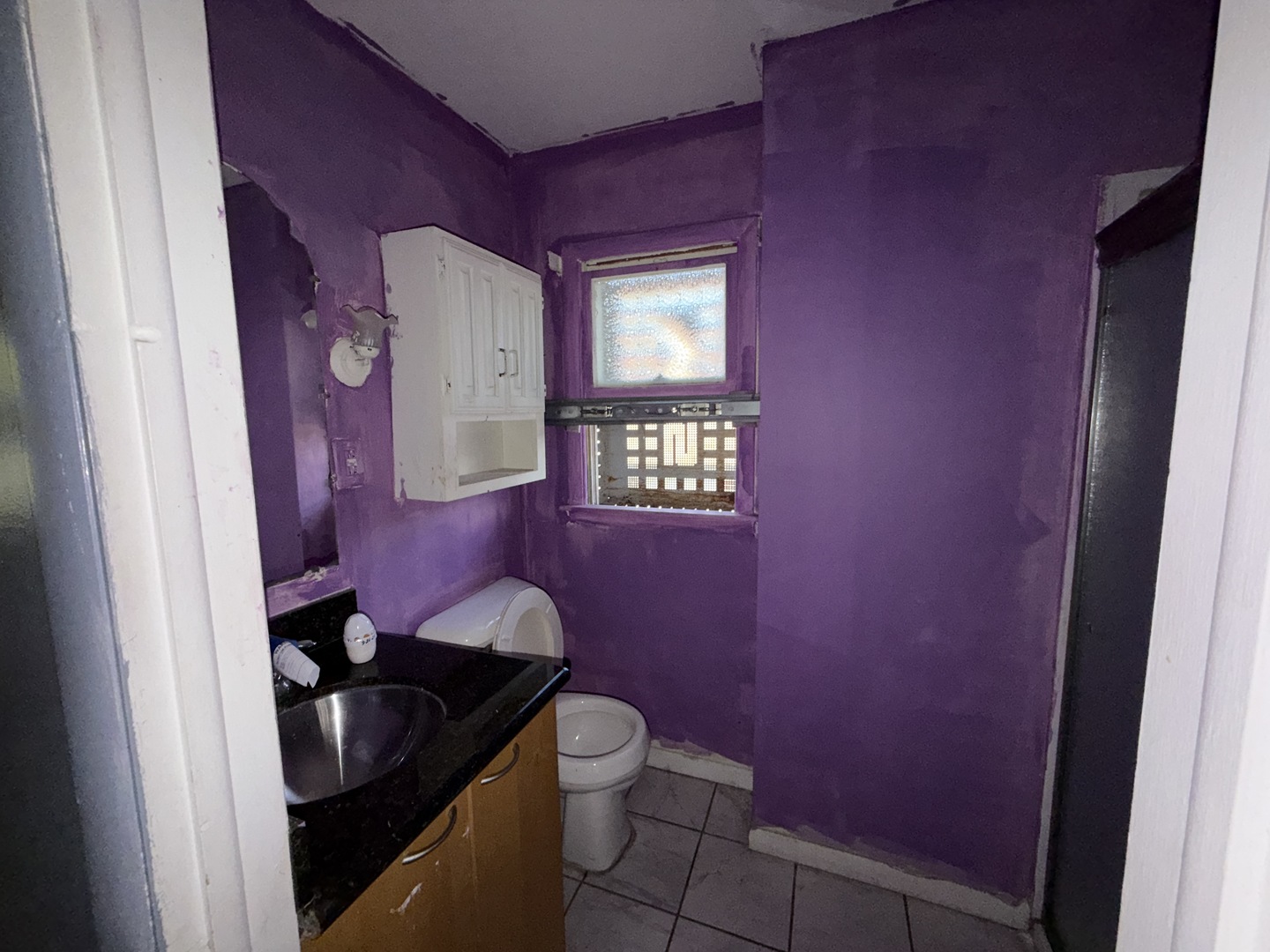 962 Oliver Avenue Aurora, IL 60506 - Photo 13 of 17 a bathroom with a toilet a sink and mirror