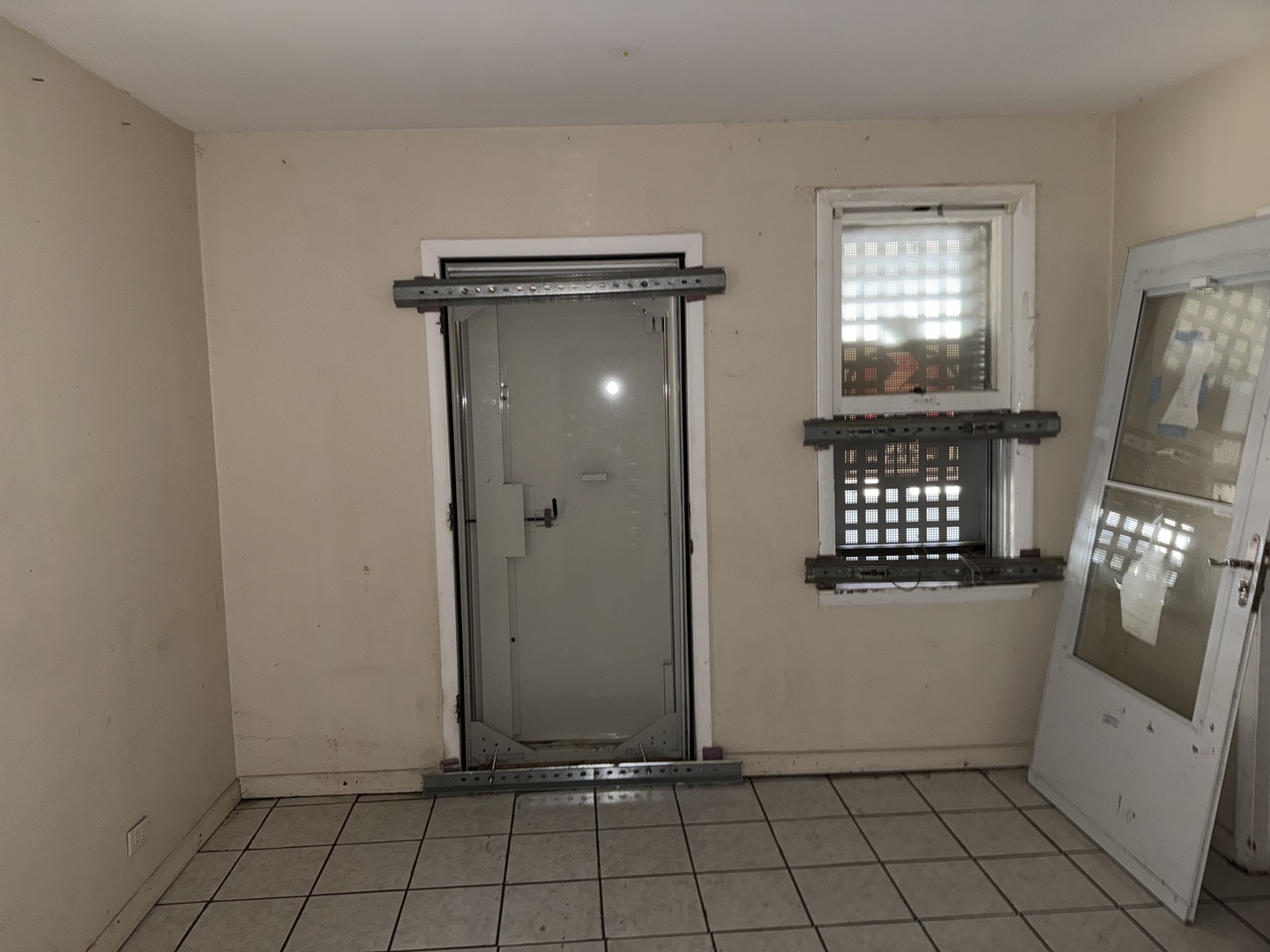 962 Oliver Avenue Aurora, IL 60506 - Photo 4 of 17 an empty room with windows and refrigerator