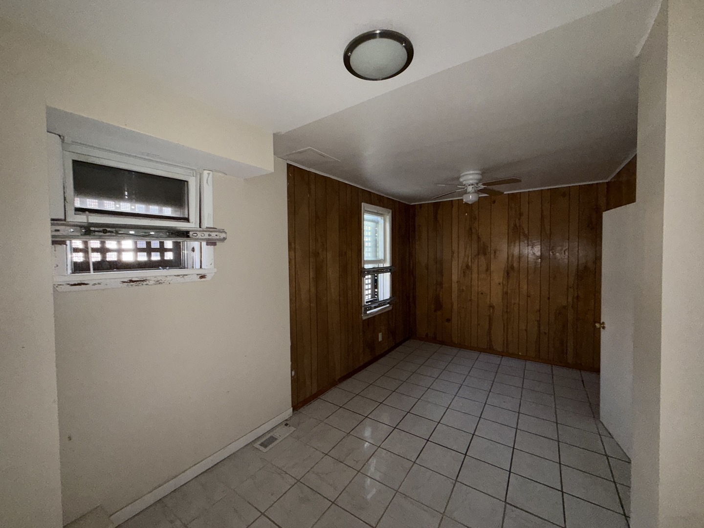 962 Oliver Avenue Aurora, IL 60506 - Photo 5 of 17 a view of an empty room and window