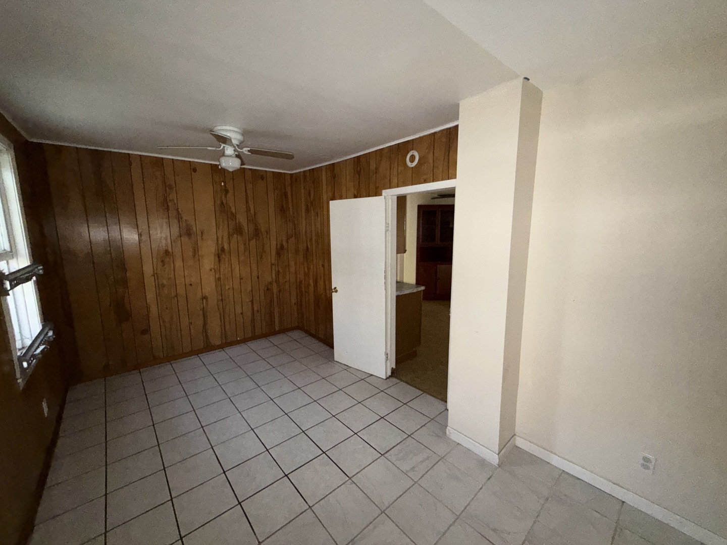 962 Oliver Avenue Aurora, IL 60506 - Photo 7 of 17 a view of a hallway