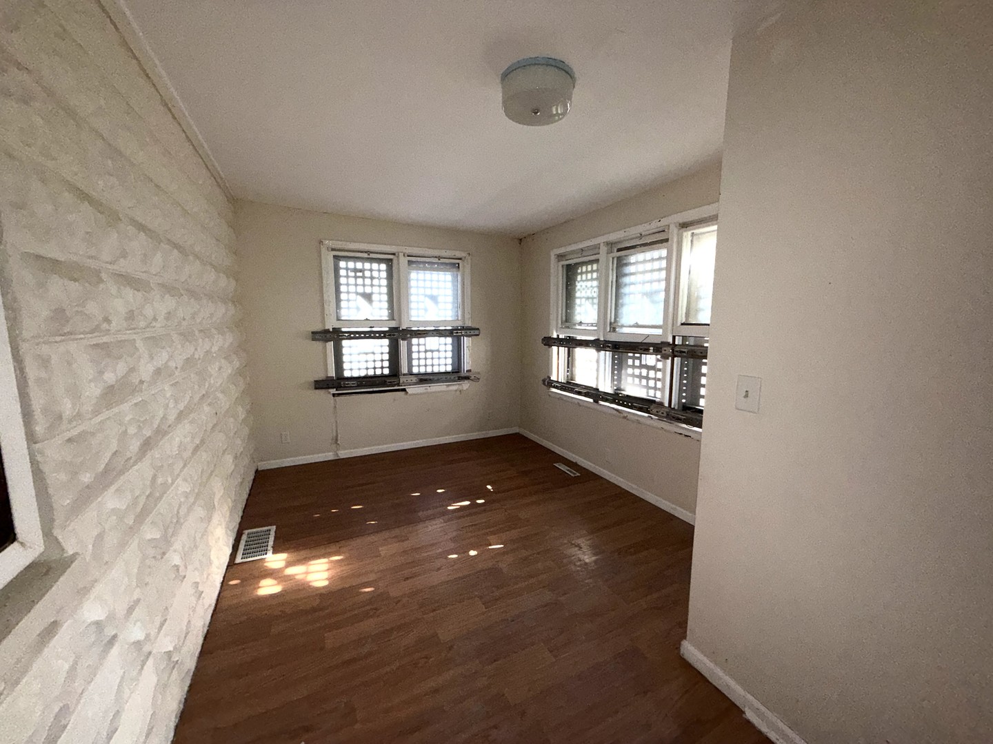 962 Oliver Avenue Aurora, IL 60506 - Photo 10 of 17 an empty room with windows and closet