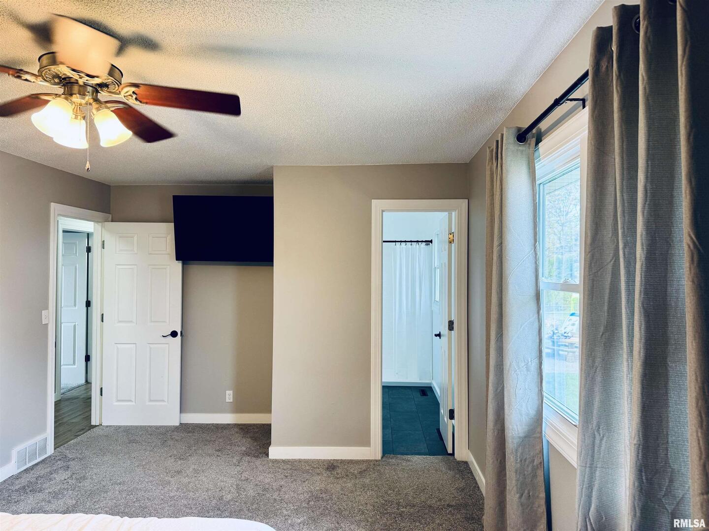 708 Tower Road Clinton, IA 52732 - Photo 17 of 34 a view of an empty room and a ceiling fan