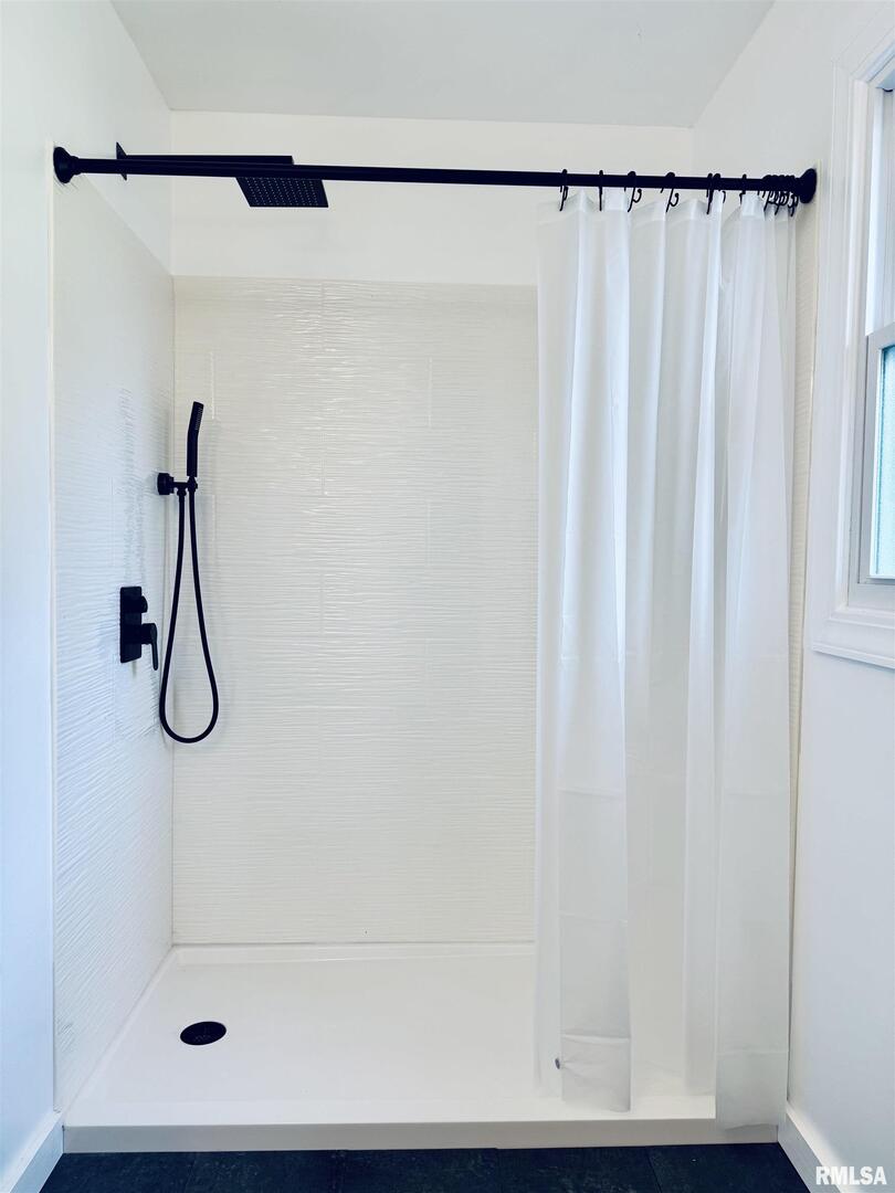 708 Tower Road Clinton, IA 52732 - Photo 18 of 34 a bathroom with a shower