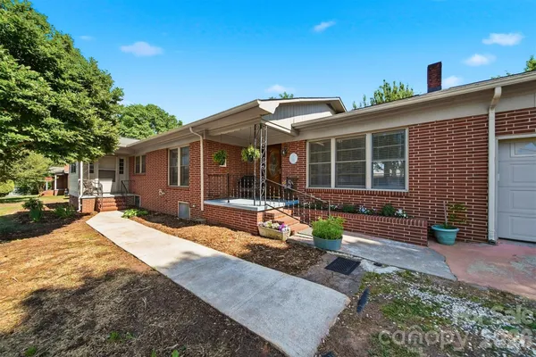 a view of a house with backyard and sitting area