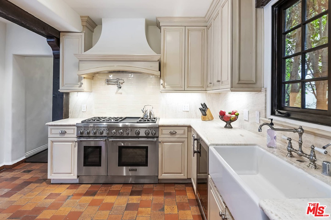 801 South Muirfield Road Los Angeles, CA 90005 - Photo 13 of 36 Gallery Image 13