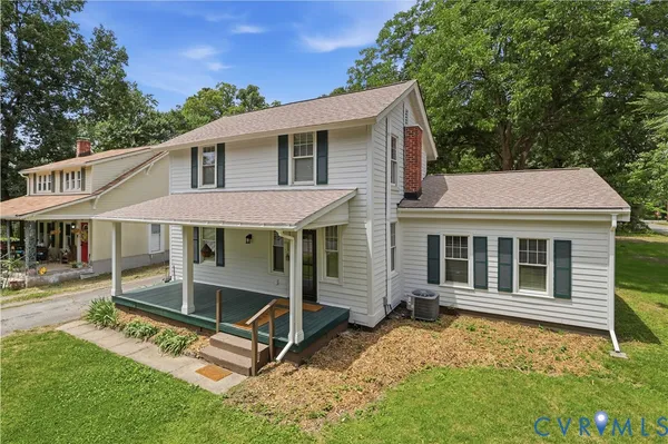 a view of a house with backyard