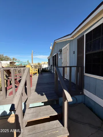 a view of entryway with outdoor area