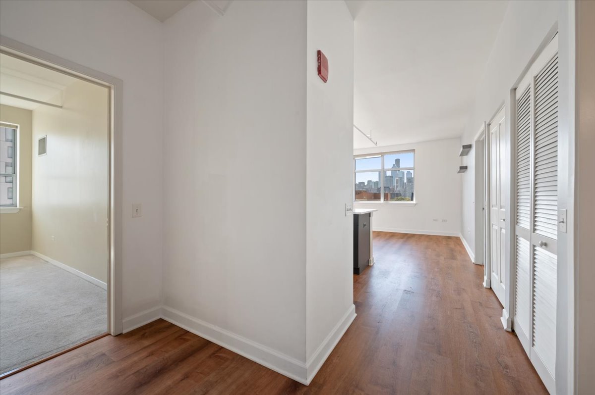 511 West Division Street, Unit 607 Chicago, IL 60610 - Photo 4 of 23