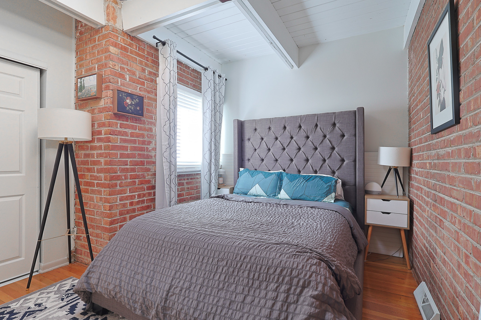 1630 North Sedgwick Street, Unit 2 Chicago, IL 60614 - Photo 14 of 28 a large bed sitting in a bedroom next to a lamp