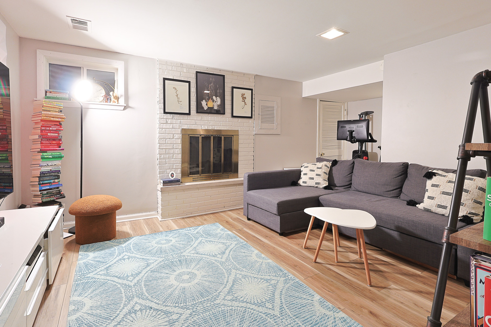 1630 North Sedgwick Street, Unit 2 Chicago, IL 60614 - Photo 24 of 28 a bedroom with a bed and a couch