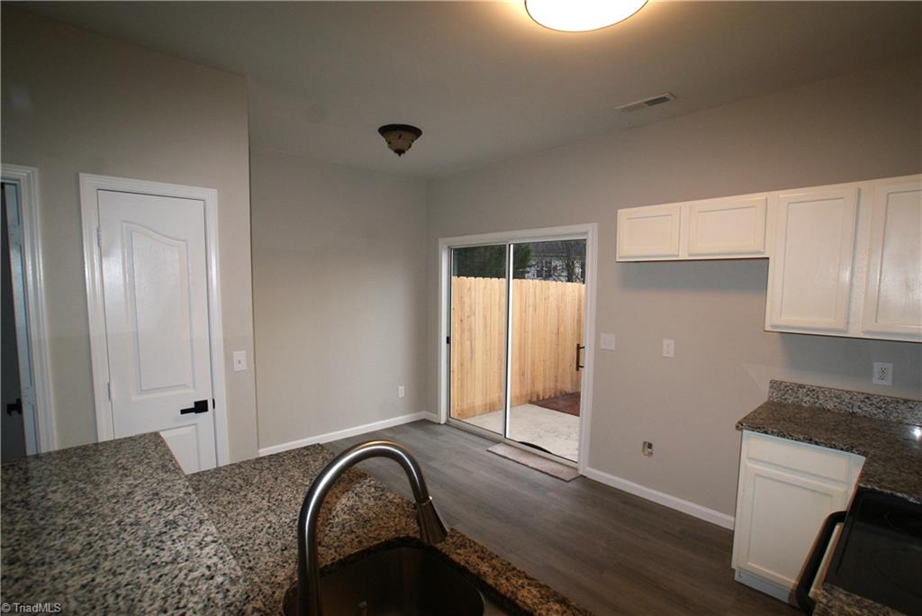 4134 Tarrant Trace Circle High Point, NC 27265 - Photo 7 of 23 Kitchen & breakfast