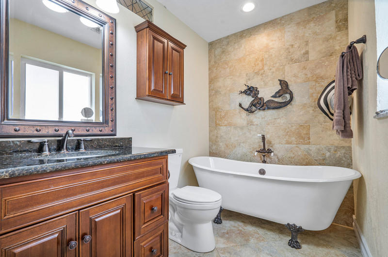 255 Northwest 6th Street Boca Raton, FL 33432 - Photo 14 of 27 255nw6masterbath