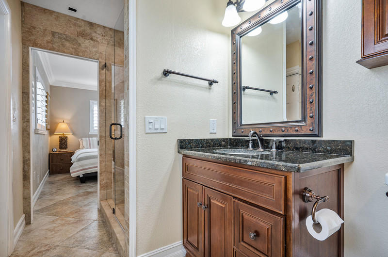 255 Northwest 6th Street Boca Raton, FL 33432 - Photo 15 of 27 255nw6masterbath2