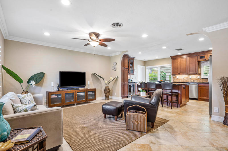 255 Northwest 6th Street Boca Raton, FL 33432 - Photo 8 of 27 255nw6liv3