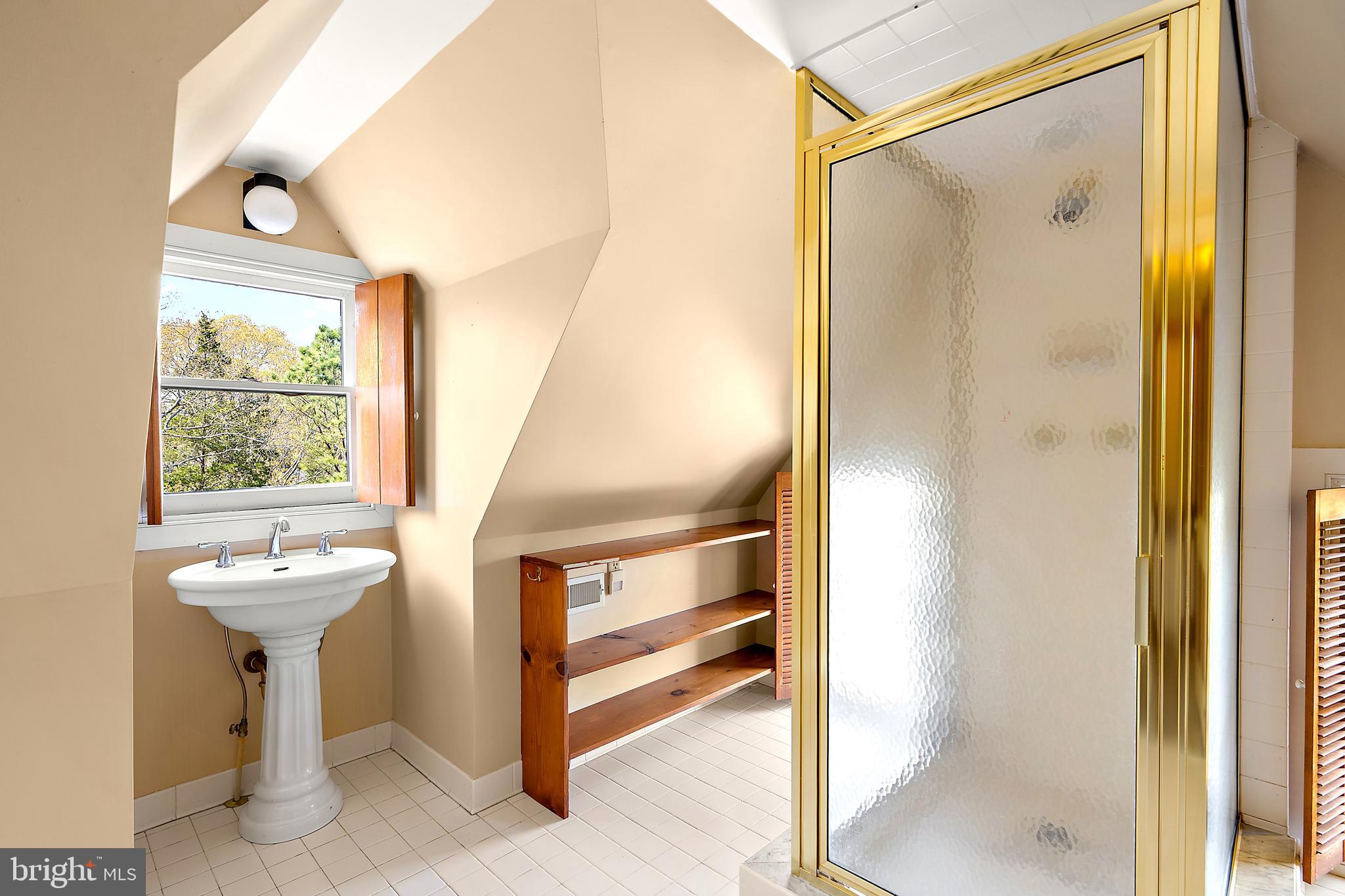 26090 Royal Oak Road Easton, MD 21601 - Photo 47 of 74 3rd floor bath with waterviews