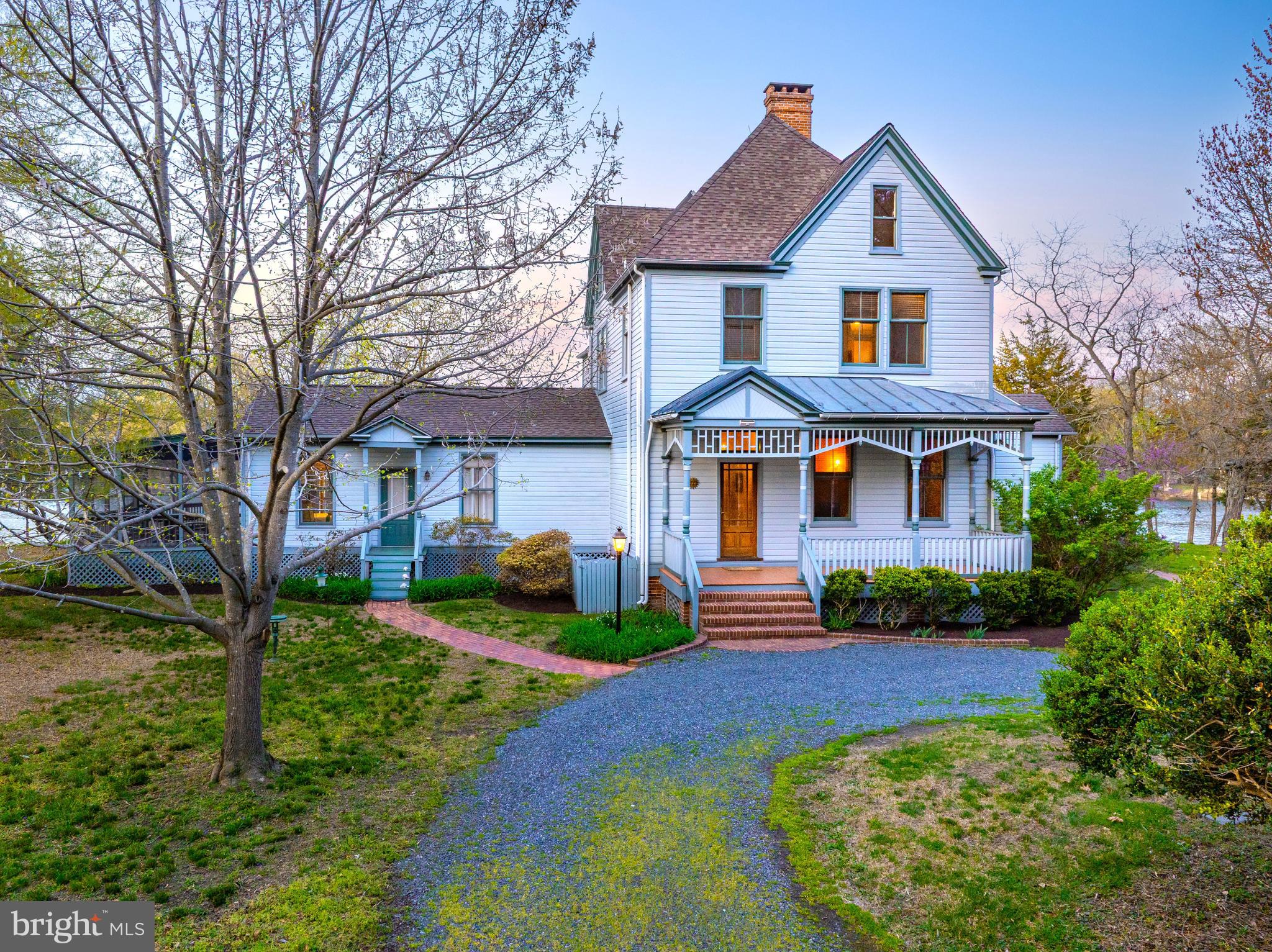 26090 Royal Oak Road Easton, MD 21601 - Photo 8 of 74 a front view of a house with garden