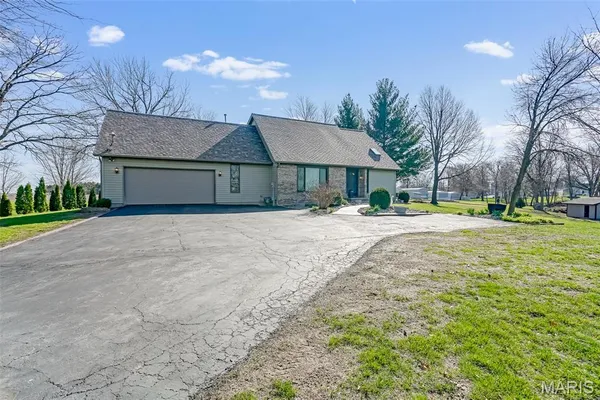 $300,000 | 514 North West Street, Raymond, IL 62560