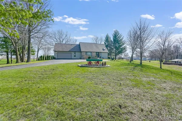 $300,000 | 514 North West Street, Raymond, IL 62560