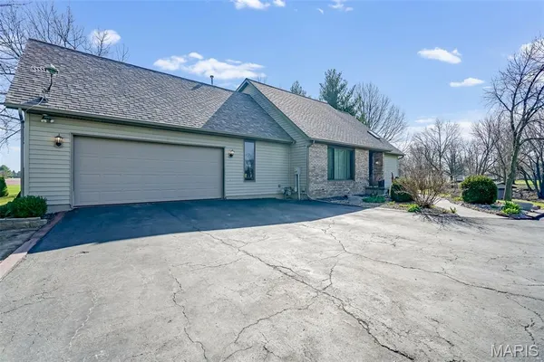 $300,000 | 514 North West Street, Raymond, IL 62560