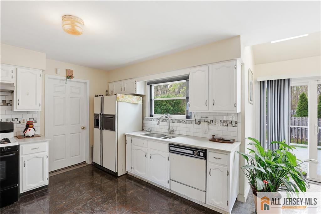 40 La Valencia Road Old Bridge, NJ 08857 - Photo 6 of 25 Gallery Image 6