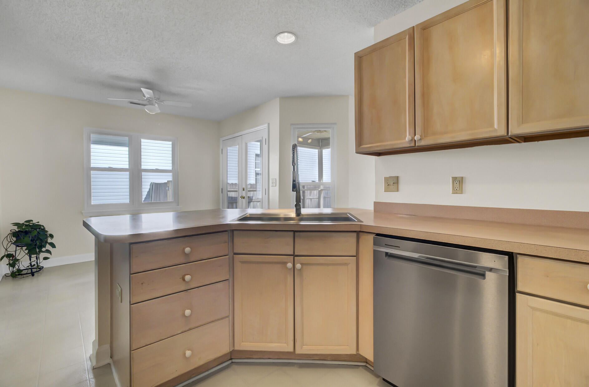 302 Lancaster Road Summerville, SC 29485 - Photo 8 of 32 Kitchen
