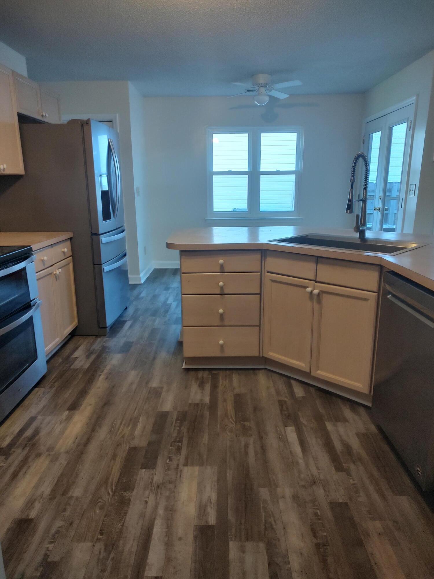 302 Lancaster Road Summerville, SC 29485 - Photo 9 of 32 Kitchen
