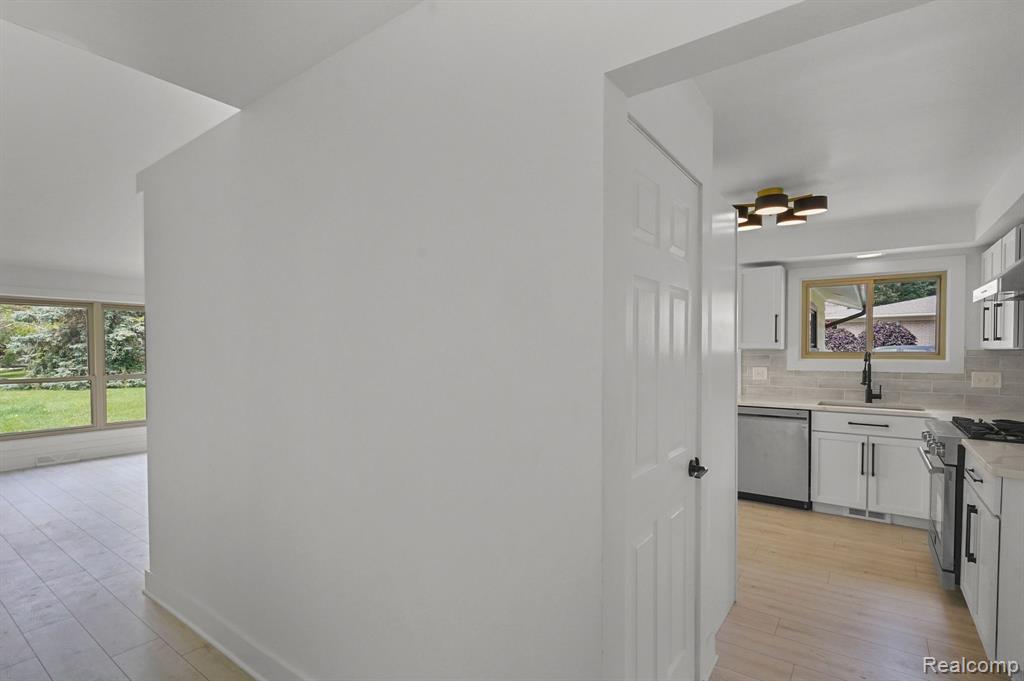 2758 Hillendale Drive Rochester Hills, MI 48309 - Photo 5 of 23
