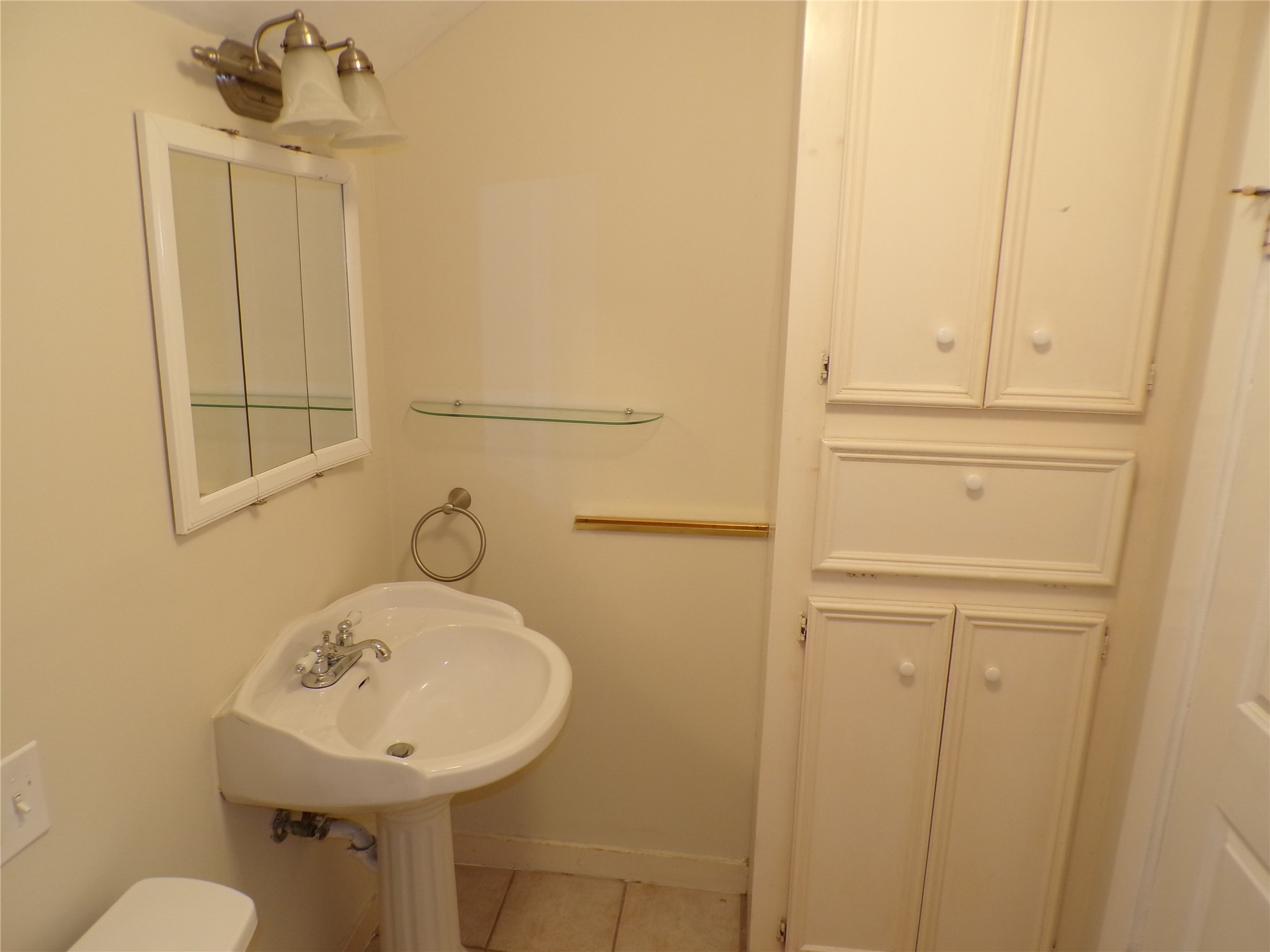 3416 Morrison Street, Unit 9 Houston, TX 77009 - Photo 27 of 38 Large pedestal sink and medicine cabinet and cupboard.