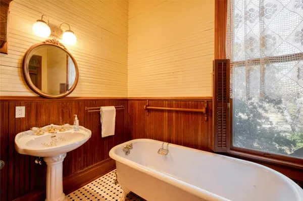 $1,249,000 | 541 North Main Street, La Grange, TX 78945