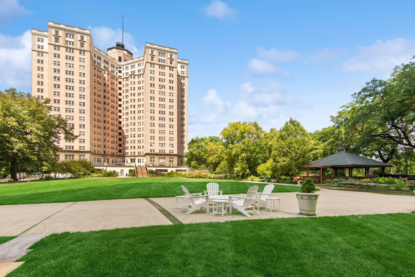 5555 North Sheridan Road, Unit 160304 Chicago, IL 60640 - Photo 2 of 7 a garden view with a fountain