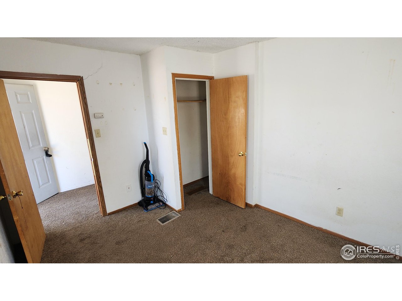 303 South 2nd Street Sterling, CO 80751 - Photo 15 of 37 a black and white photo of a living room