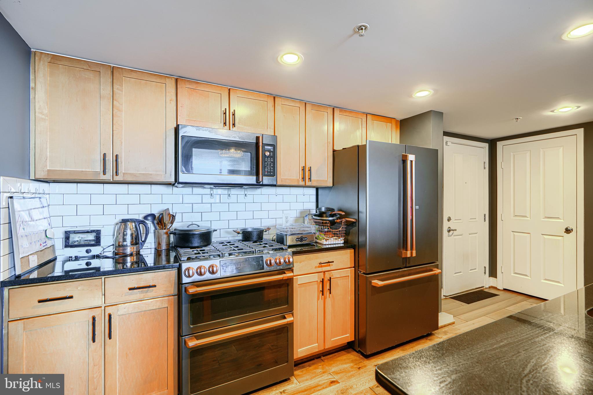 414 Water Street, Unit 2701 Baltimore, MD 21202 - Photo 5 of 24 Kitchen with Modern Appliances