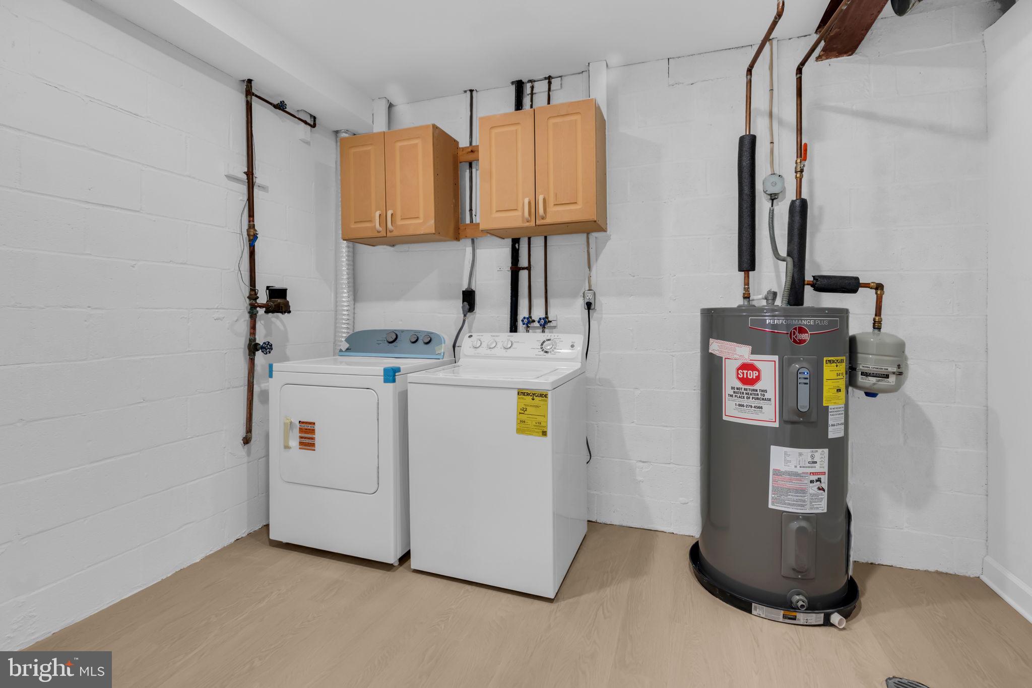 26 Timber Rock Road Gaithersburg, MD 20878 - Photo 28 of 36 a utility room with dryer and washer