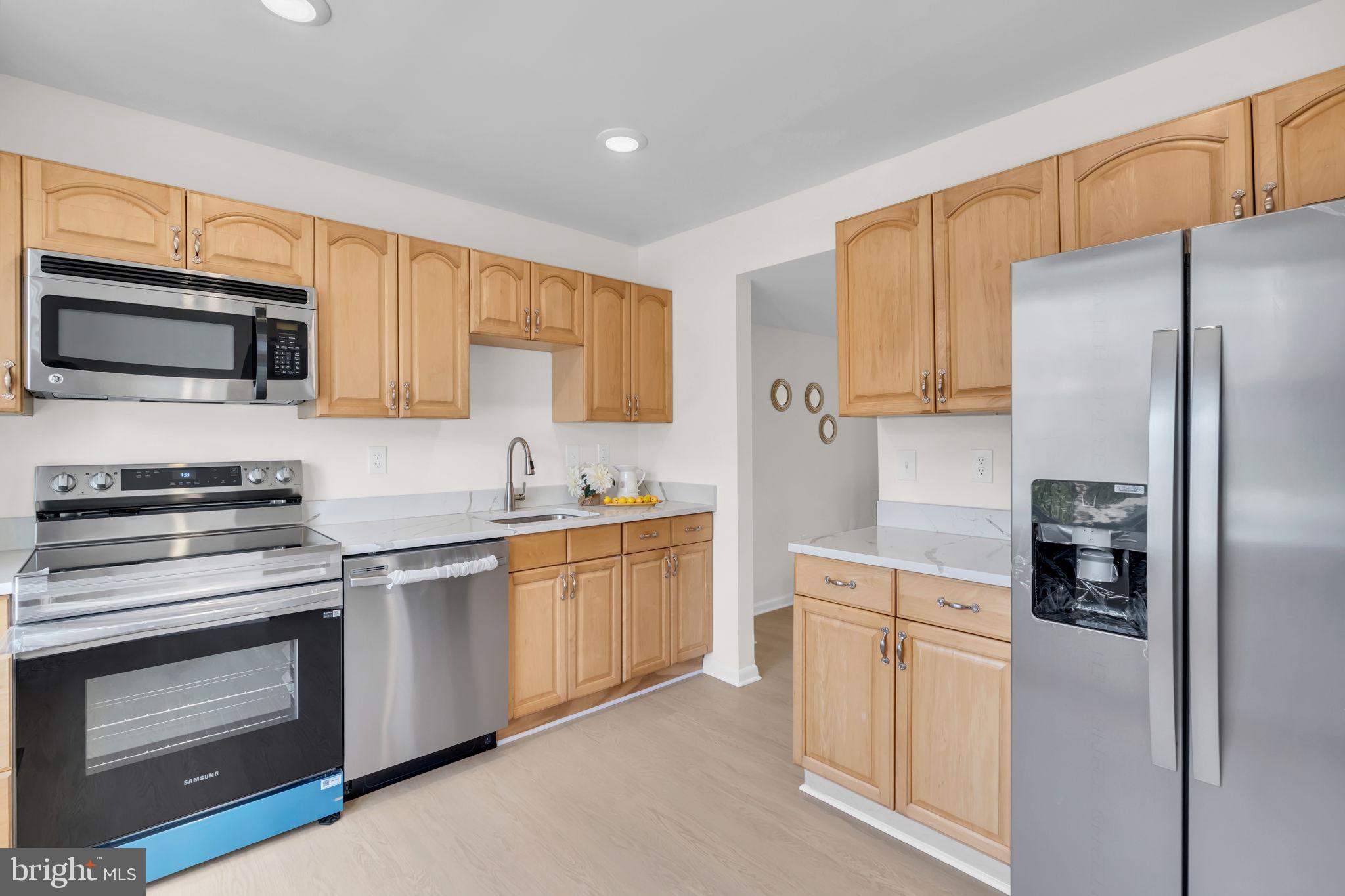 26 Timber Rock Road Gaithersburg, MD 20878 - Photo 10 of 36 a kitchen with granite countertop a refrigerator stove and microwave