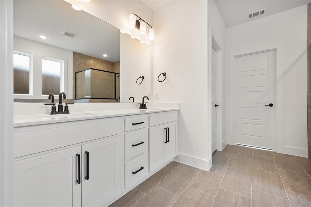 3526 Randall Terrace Grand Prairie, TX 76065 - Photo 21 of 40 Primary bathroom