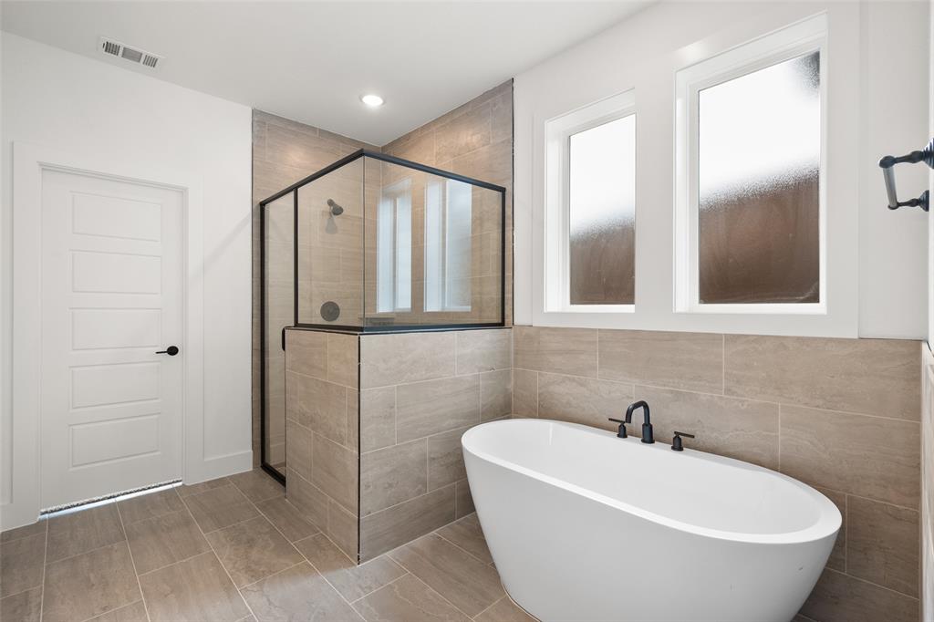 3526 Randall Terrace Grand Prairie, TX 76065 - Photo 22 of 40 Primary bathroom