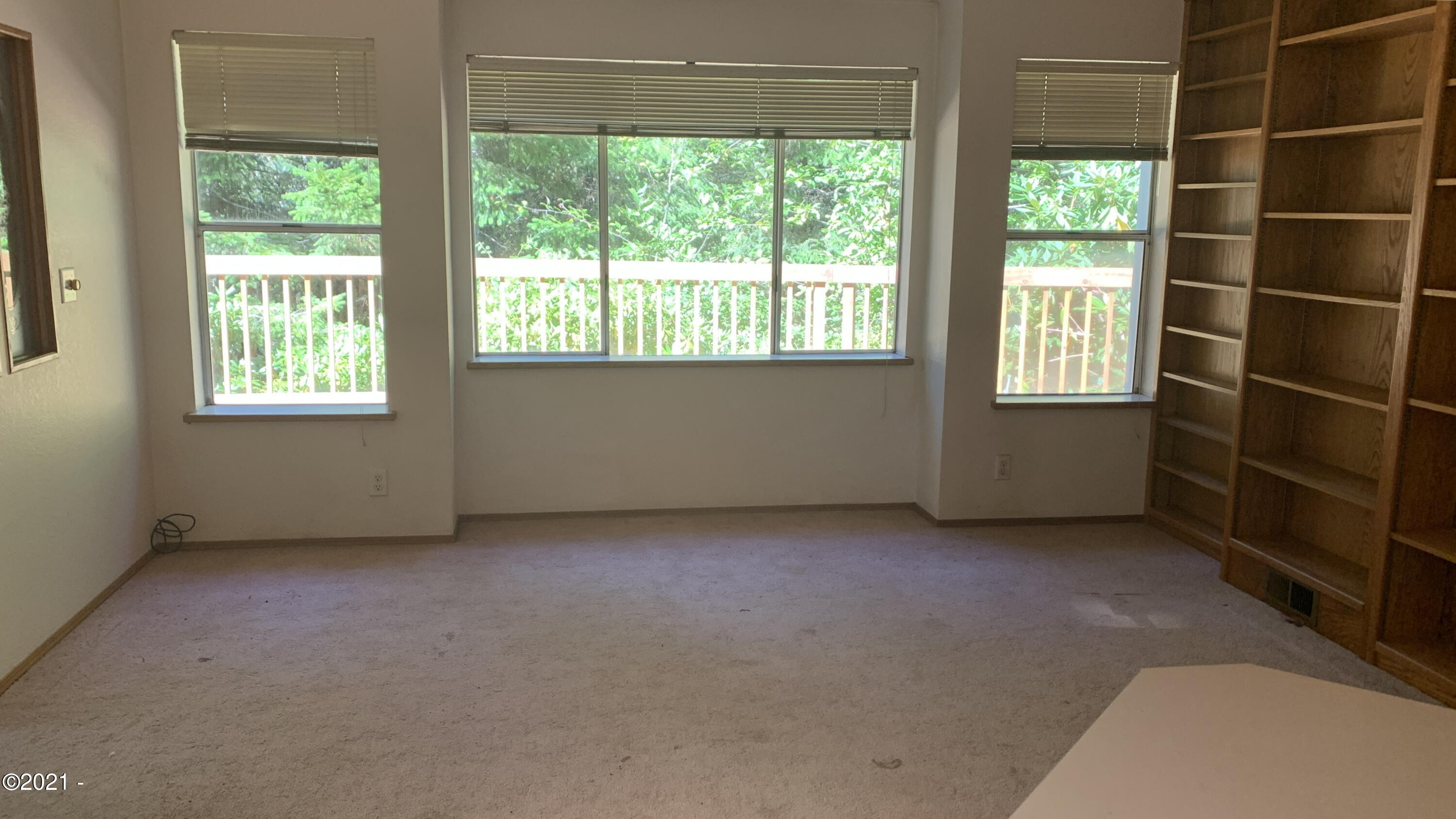 271 East Darkey Creek Road Waldport, OR 97394 - Photo 11 of 26 Family room