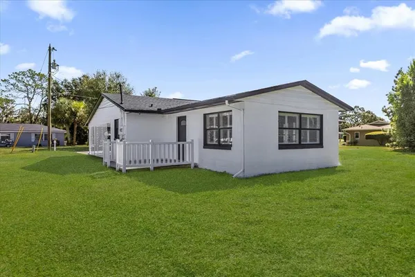 a view of a house with backyard and garden