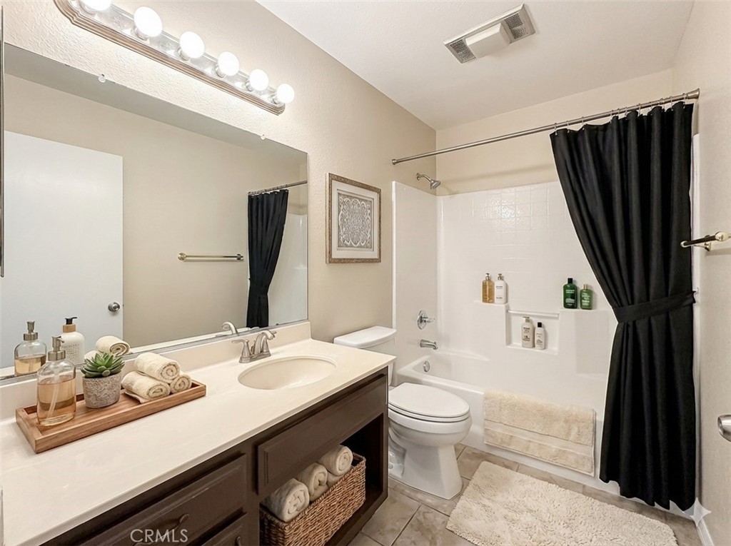 6542 Stoney View Lane, Unit 2 Simi Valley, CA 93063 - Photo 11 of 18 Virtually Staged Photo