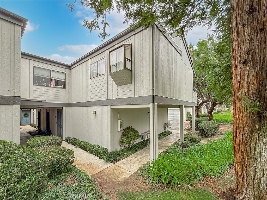 6542 Stoney View Lane, Unit 2 Simi Valley, CA 93063 - Photo 4 of 34