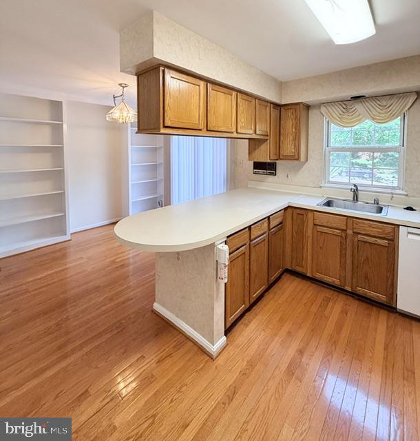 45572 Whitcomb Square Sterling, VA 20166 - Photo 8 of 32 Bright and inviting kitchen space.