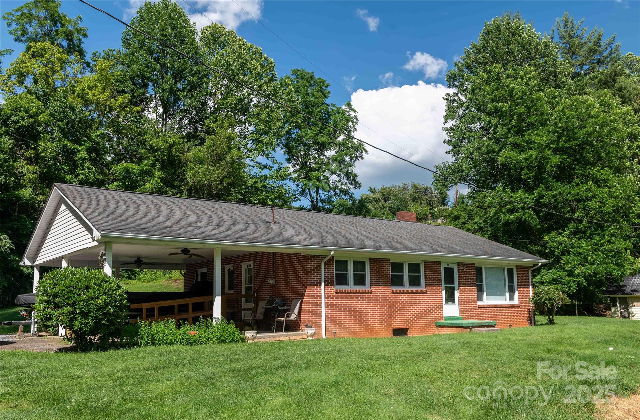 40 Double Island Road Burnsville, NC 28714 - Photo 2 of 28 a front view of a house with a yard and green space