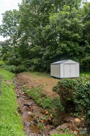 a view of a barn in the middle of a yard