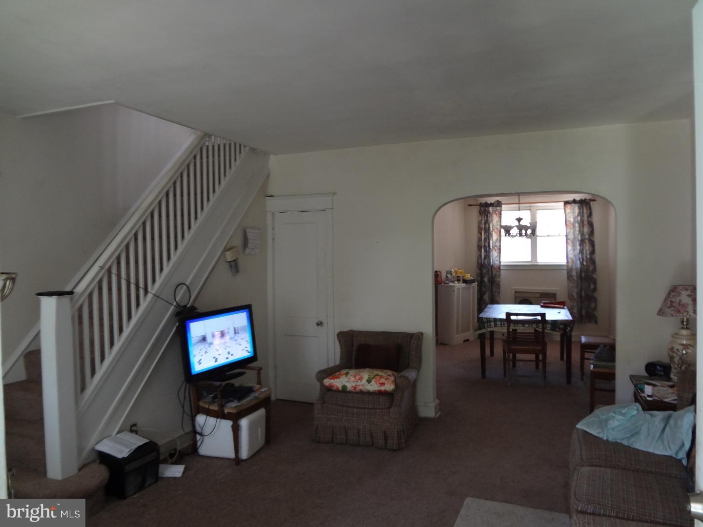926 Flanders Road Philadelphia, PA 19151 - Photo 4 of 16 Living Room