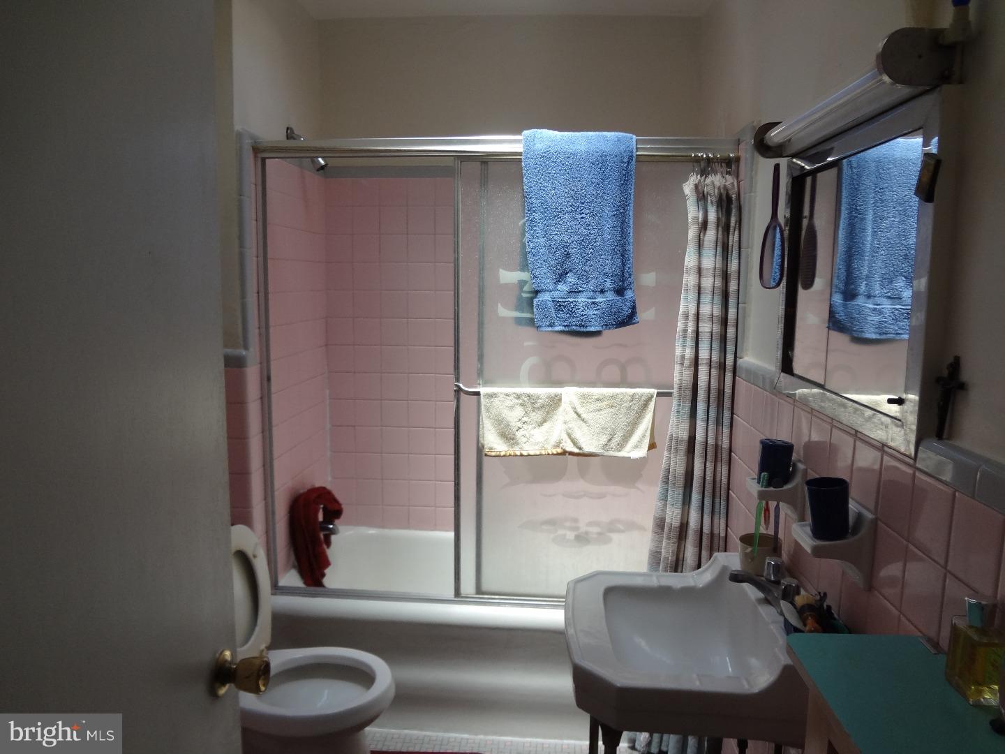 926 Flanders Road Philadelphia, PA 19151 - Photo 10 of 16 Bathroom