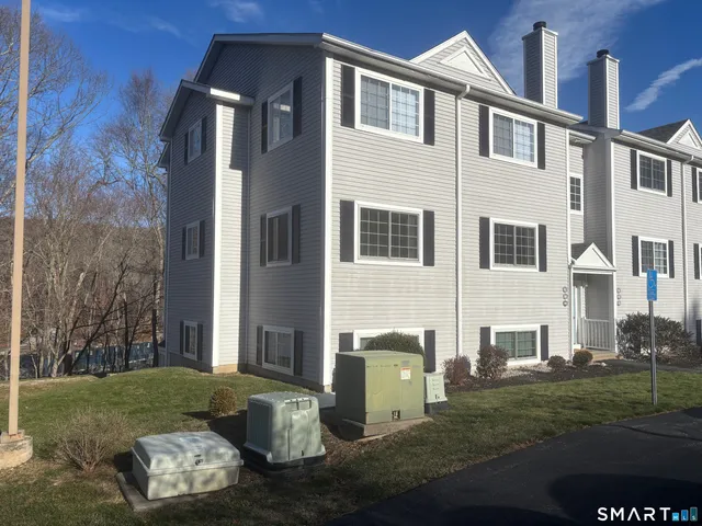 $329,000 | 310 Boston Post Road, Unit 90, Waterford, CT 06385